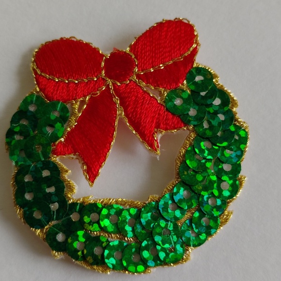 Sequined And Embroidered Iron-On Appliques of Holiday Wreaths - NEW - Picture 2 of 6
